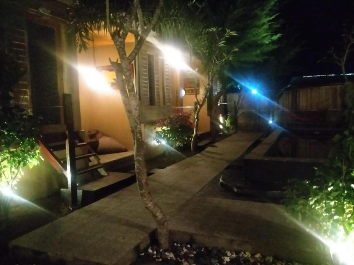 The Huts Villa Gili Trawangan Exterior photo